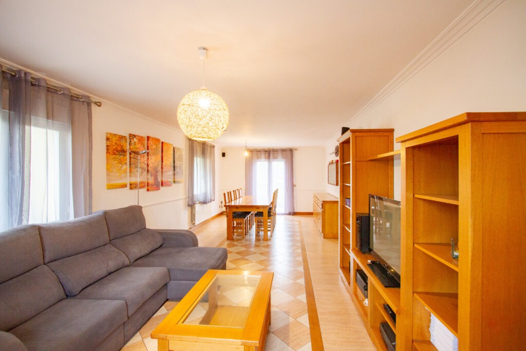 ¡Chalet independiente en Ororbia con piscina y jardín en parcela de 700 m²!