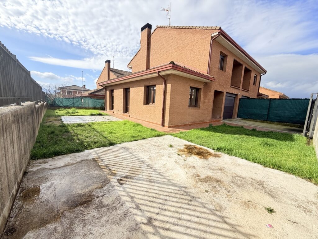 ¡Chalet adosado esquinero de 231 m² con jardín en Orkoien, Navarra!