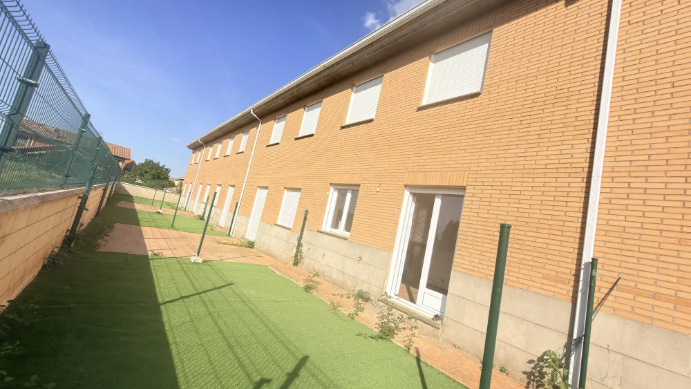 jardin - ¡Promoción de 5 viviendas adosadas de 121 m2 en Canillas del Río Tuerto, La Rioja!